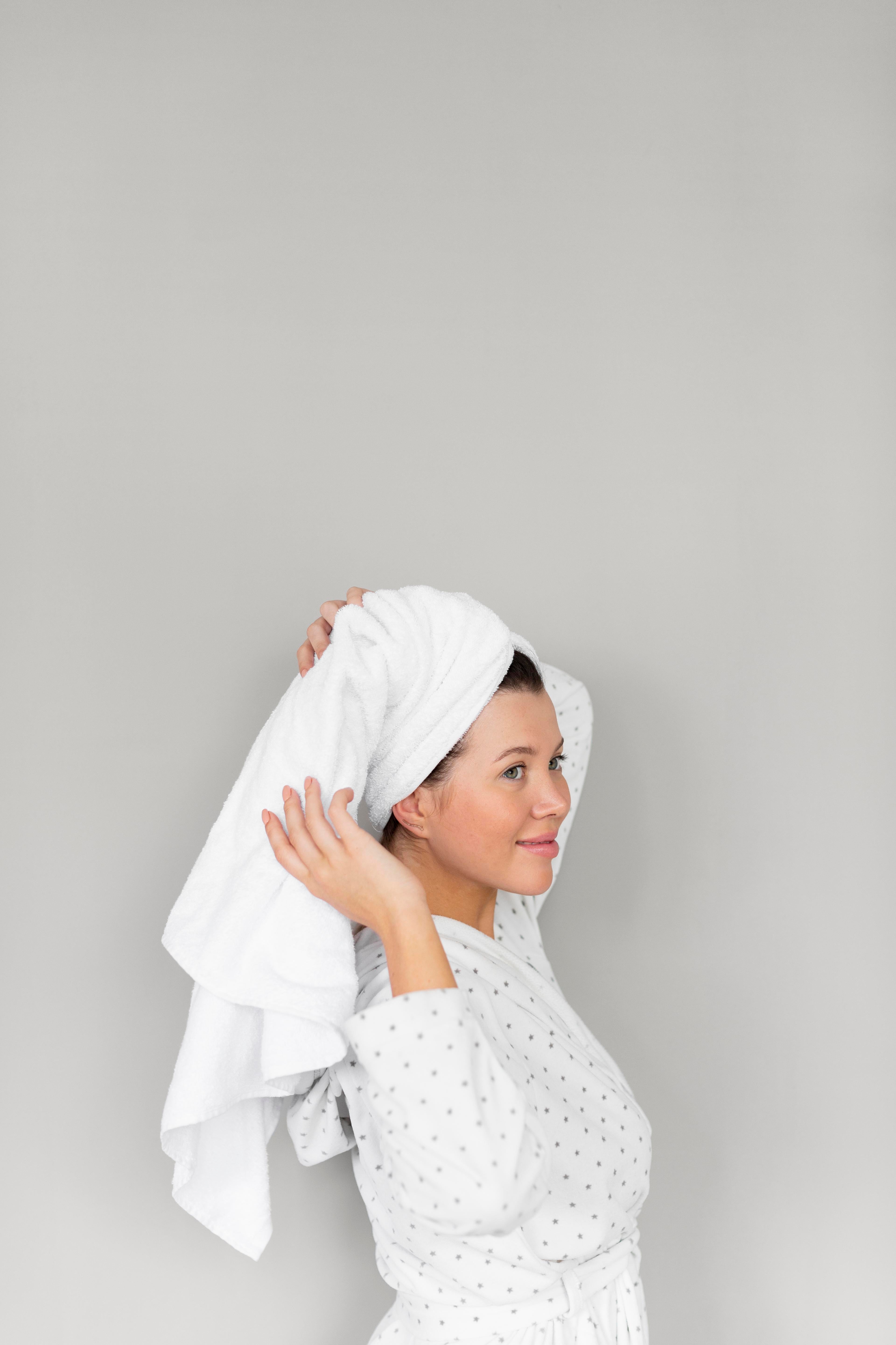 vista-lateral-de-la-mujer-posando-en-bata-de-bano-y-toalla-con-espacio-de-copia.jpg__PID:dae50d02-2f20-4b76-b642-2bc003aebf43